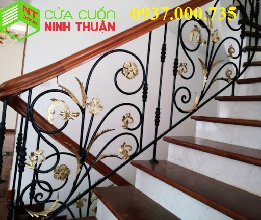Mẫu cầu thang sắt uốn kết hợp với gỗ